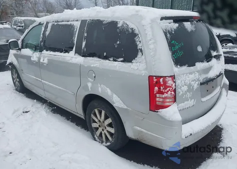 2009 Chrysler Town & Country Touring z USA, uszkodzony, nr VIN 2A8HR54169R647300